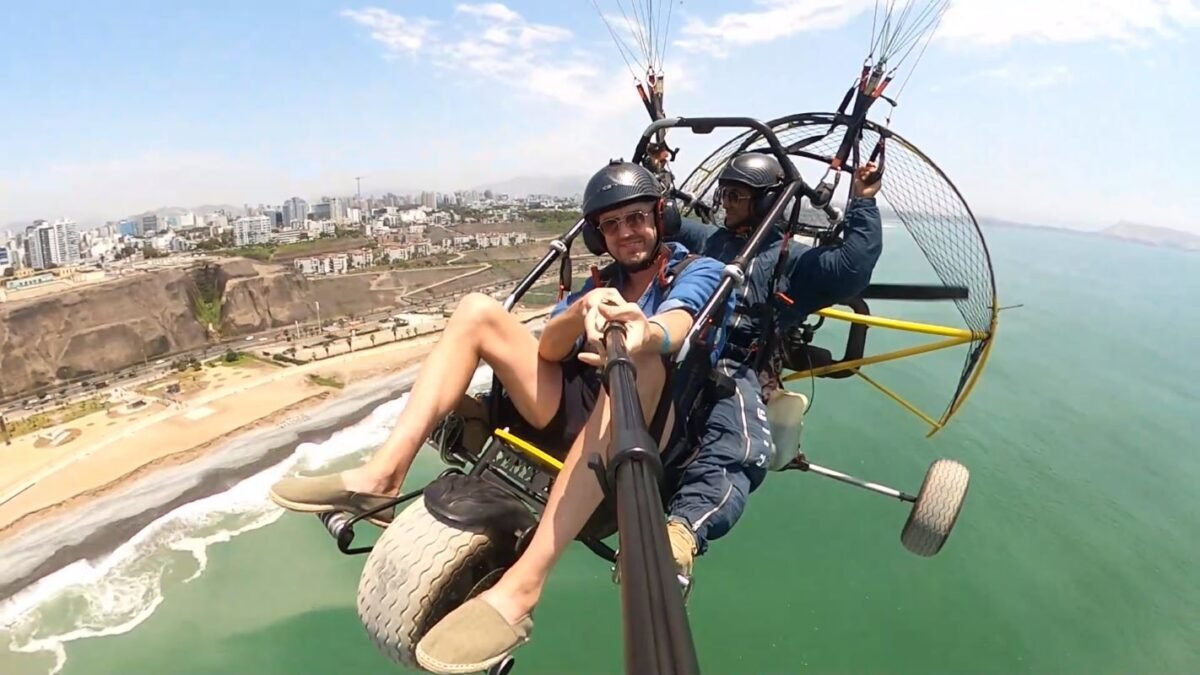 Vuelos recreativos en Lima sobre la Costa Verde en paratrike