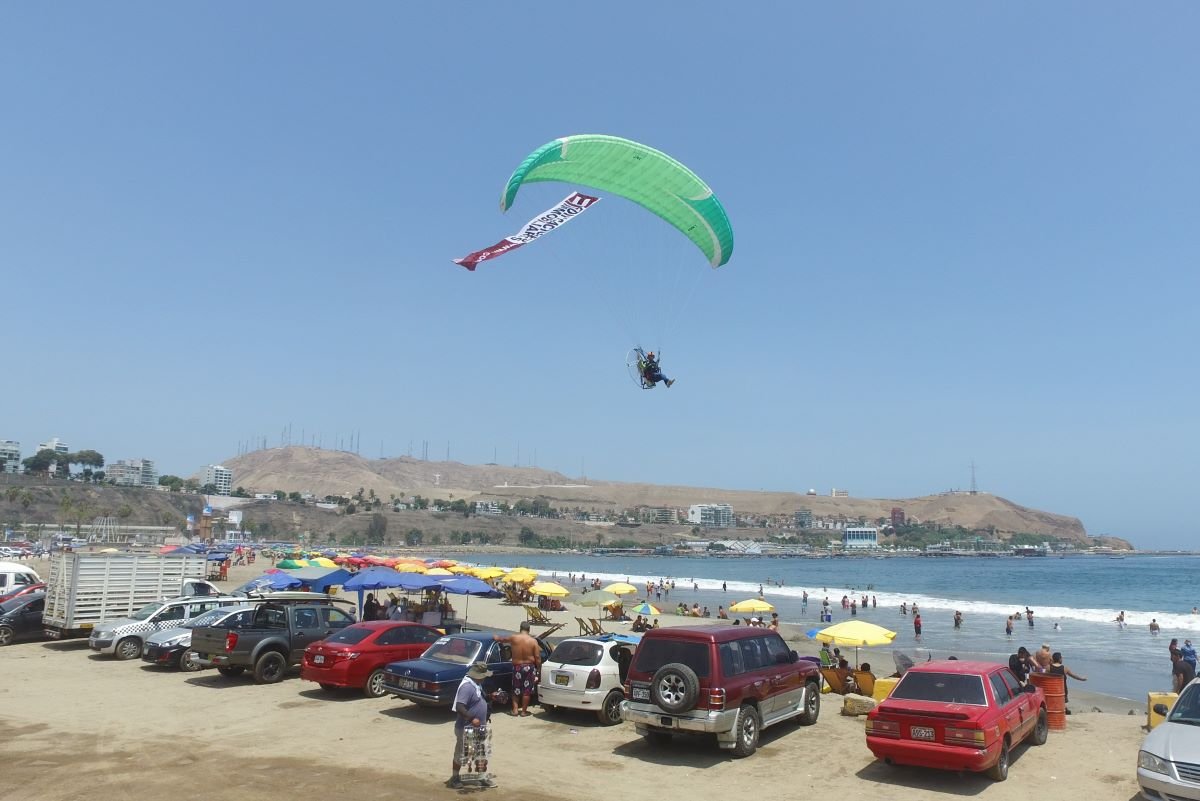 Publicidad aérea con paramotor y banderola en Lima